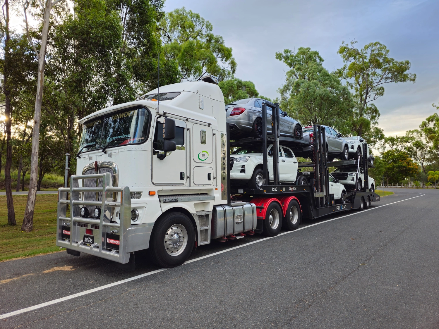 Stern Wagen GmbH - Fahrzeug Einkauf - Professioneller Autotransporter für den sicheren Transport mehrerer Fahrzeuge.