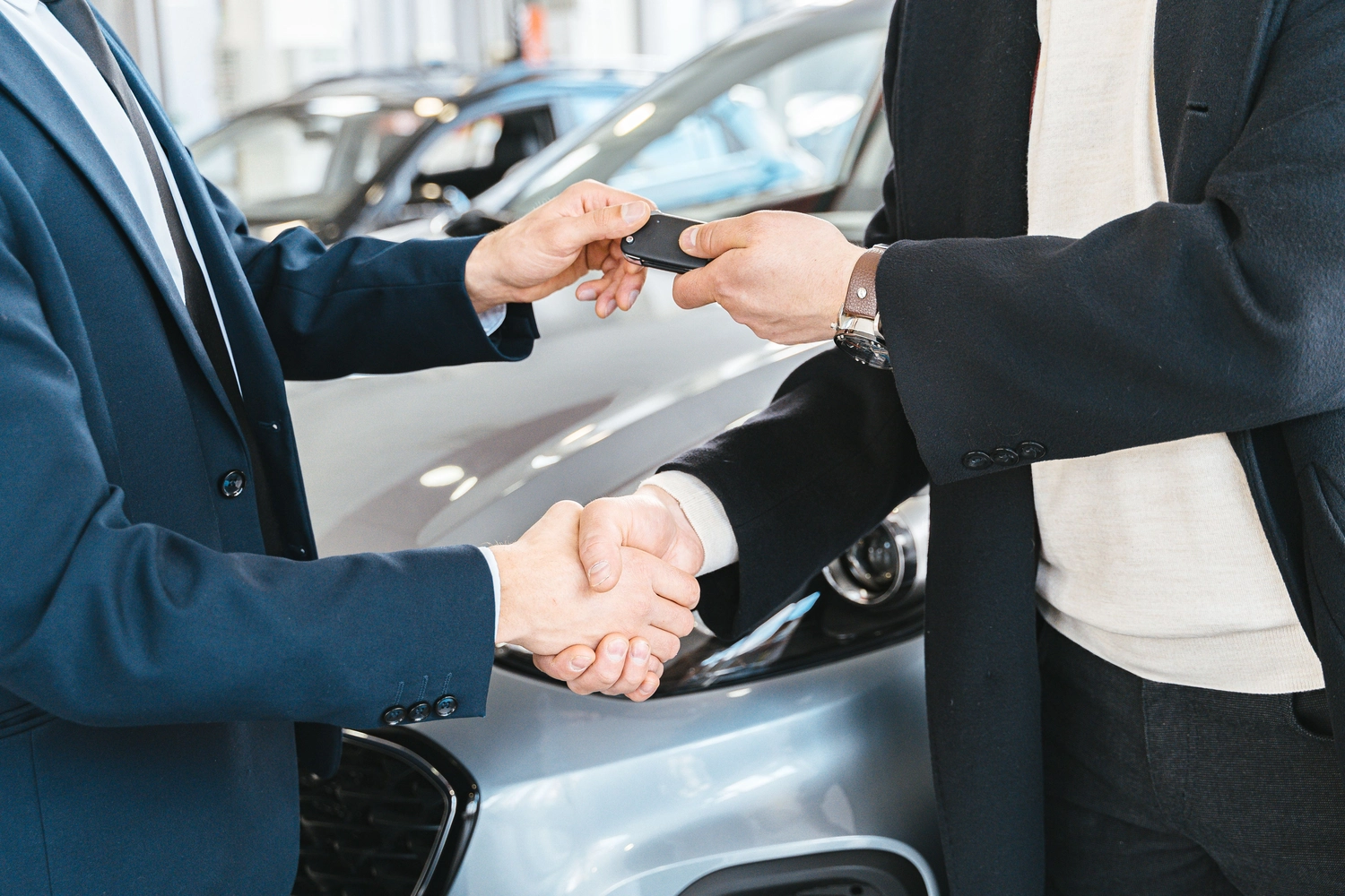 Stern Wagen GmbH - Fahrzeug Einkauf - Die Autoschlüssel werden per Handschlag überreicht, um den Deal zu besiegeln.